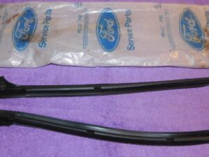 1996-2007 Taurus LX SHO Sable NOS LH FRONT or REAR DOOR UPPER WEATHERSTRIP SEAL