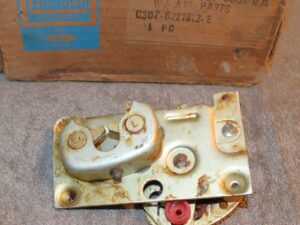 62-64 Fairlane 63-65 Falcon Ranchero Comet 66-67 Bronco NOS LH DOOR LOCK LATCH