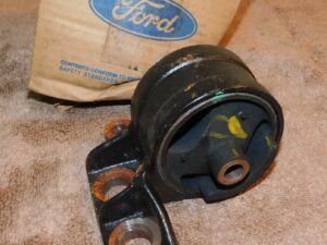 1999-2003 Ford Escort 99 Tracer NOS 2.0L RH FRONT ENGINE SUPPORT MOUNT INSULATOR