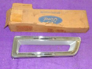 1975 1976 1977 1978 Ford LTD Brougham Landau NOS RH FRONT SIDE MARKER LAMP BEZEL