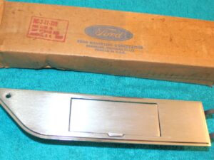 1976-1978 Ford LTD Brougham 1977-1979 Thunderbird NOS RH DOOR ASH TRAY HOUSING