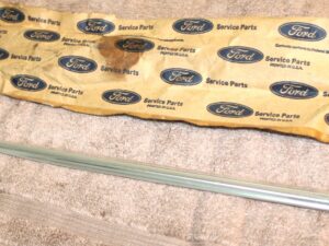 1974 1975 1976 Mercury Montego Mx Brougham NOS FRONT FENDER SIDE MOULDING Bright