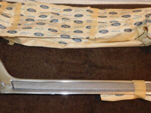 1977 1978 Ford LTD II Elite Thunderbird NOS RH FENDER SIDE FRONT MOULDING Silver
