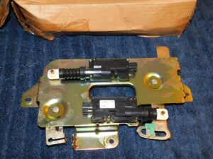2003 Lincoln Aviator NOS LIFT GATE LOCK ACTUATOR REMOTE CONTROL SYSTEM ASSEMBLY