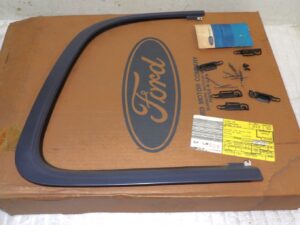 1984 1985 1986 Ford Thunderbird NOS RH QUARTER WINDOW OUTSIDE MOULDING Charcoal