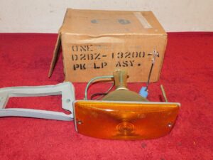 1972 1973 1974 1975 1976 1977 Ford Bronco NOS RH FRONT PARKING LAMP ASSEMBLY