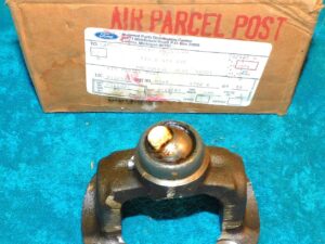 1979 1980 Lincoln Versailles NOS DRIVESHAFT CENTERING SOCKET REAR YOKE w 1310 UJ