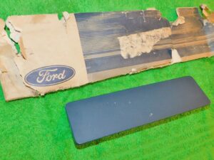 1978 1979 Lincoln Mark V Diamond Jubilee Edition NOS FRONT FENDER SIDE LOUVER