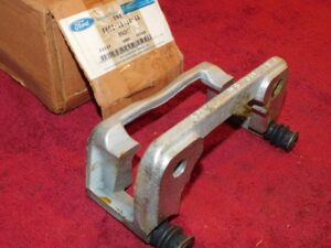 96-99 Taurus SHO 95-98 Mark VIII 95-02 Continental NOS FRT BRAKE CALIPER BRACKET