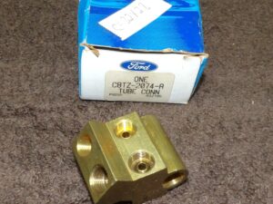 1968-1979 Ford B F C L 500 600 750 NOS BRAKE PIPE REAR AXLE FITTING CONNECTOR