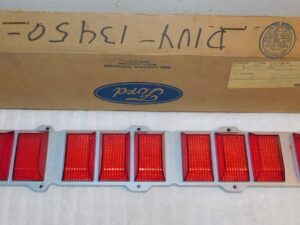 1971 Lincoln Continental Sedan Coupe Town Car NOS LH REAR TAIL LAMP LIGHT LENS
