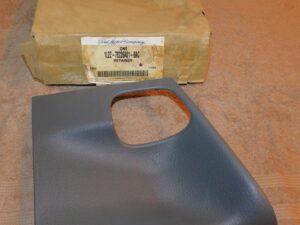 2002-2005 Explorer Mountaineer NOS L REAR DOOR TRIM PANEL RETAINER SPEAKER COVER