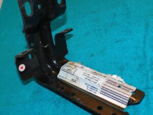 2000-2002 Ford Expedition NEW OEM NOS RUNNING BOARD STEP CENTER MOUNTING BRACKET