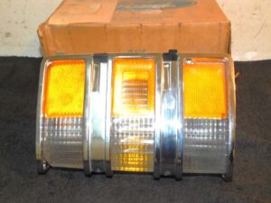 1975 1976 Ford Custom 500 LTD Brougham Landau NOS RH PARKING LAMP ASSEM w/ DOOR