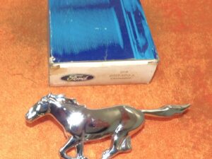 1975 1976 1977 1978 Mustang II Mach1 Ghia Rallye NOS FRONT GRILLE HORSE ORNAMENT