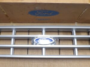 1987-1991 Ford F150 F250 F350 Bronco NOS ARGENT PAINTED FRONT RADIATOR GRILLE